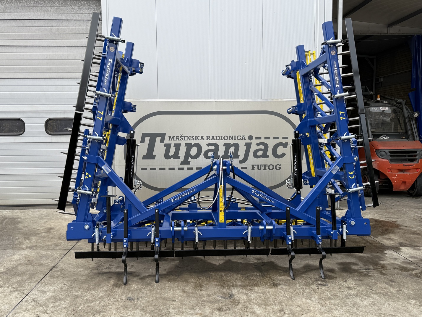 Semi-heavy harrow 7.7 m with track eradicators