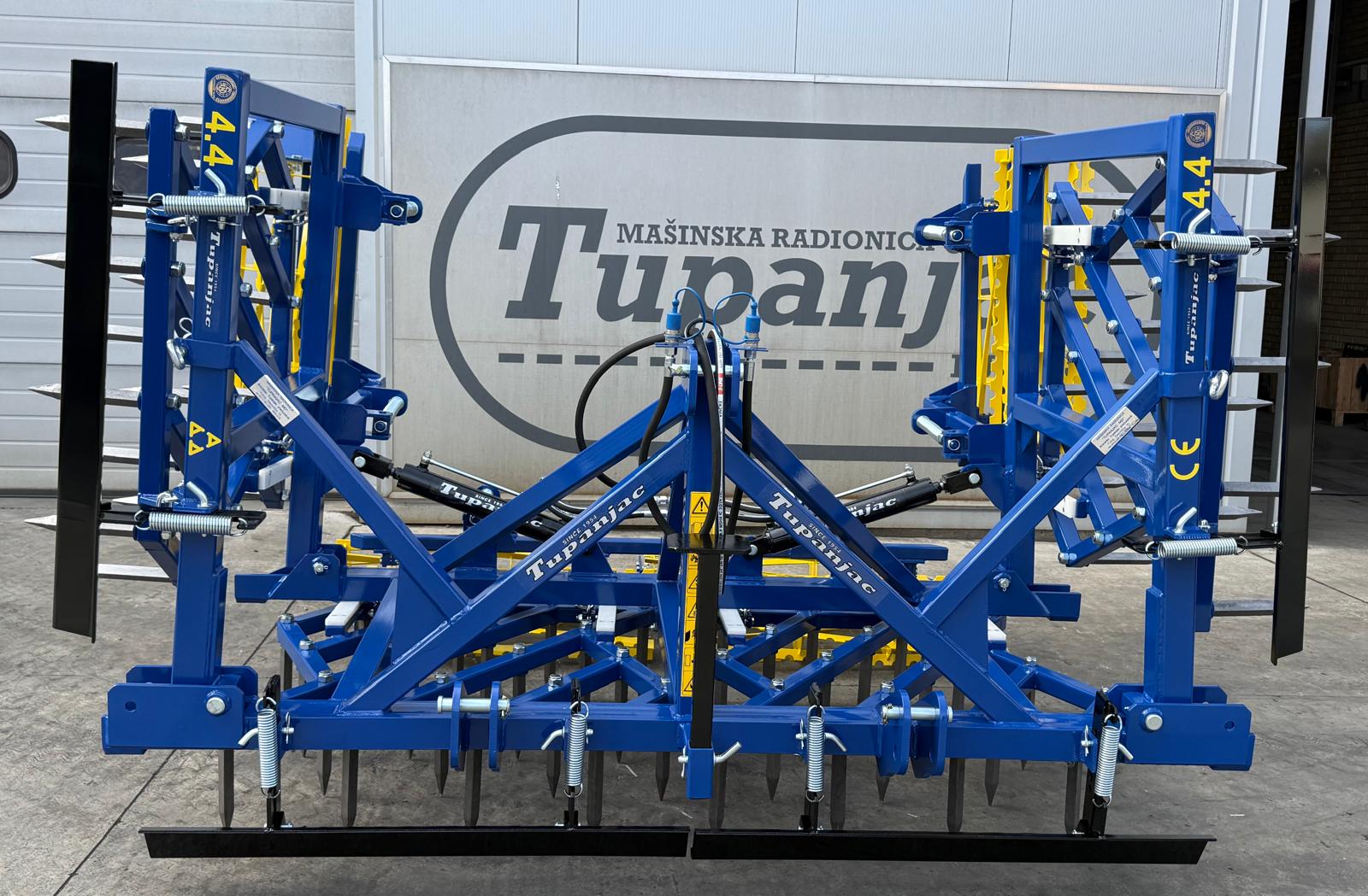 Semi-heavy harrow 4.4 m working width with double rotors