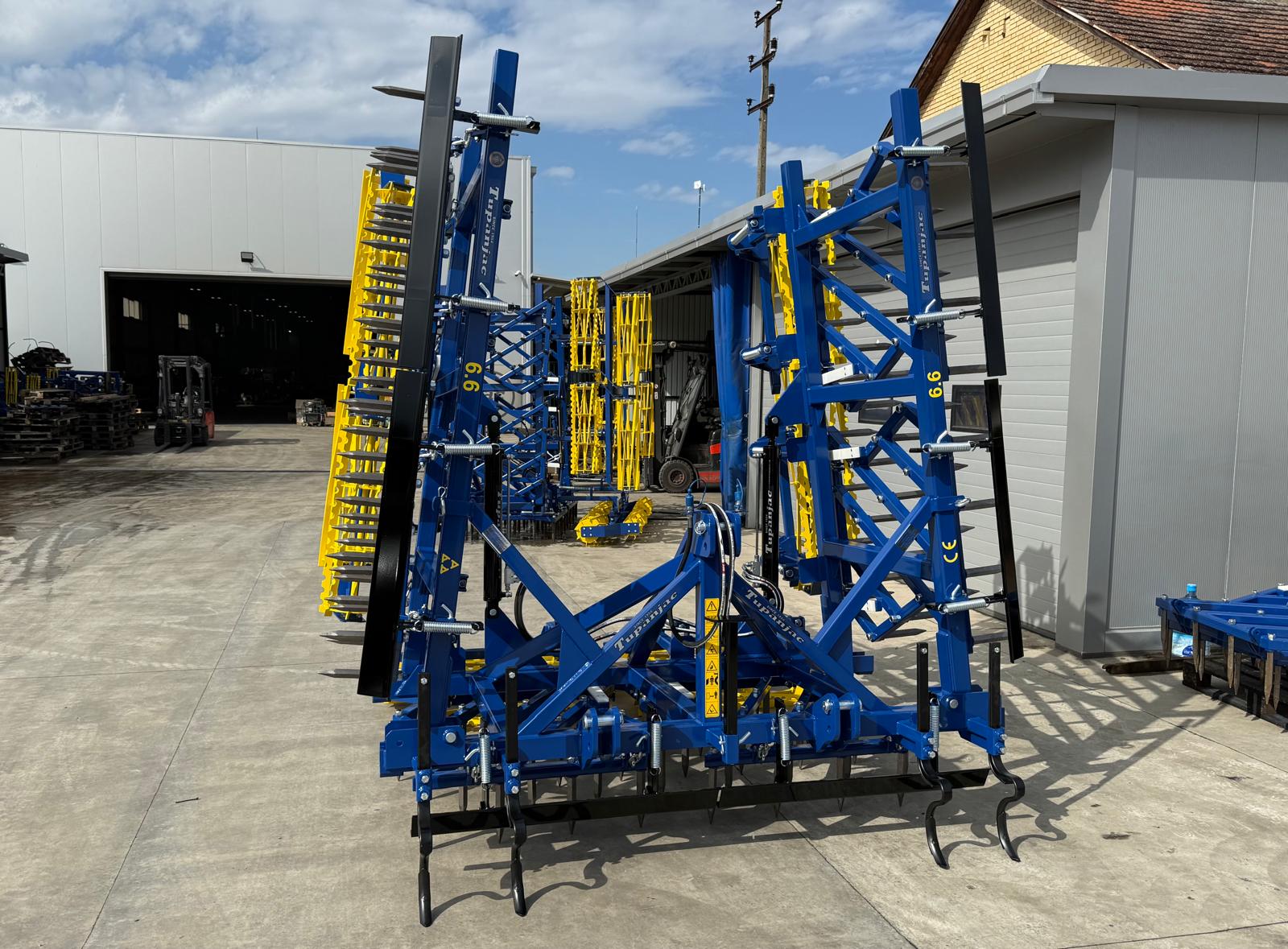 Semi-heavy harrow 6.6 m working width with double rotors and track eradicators