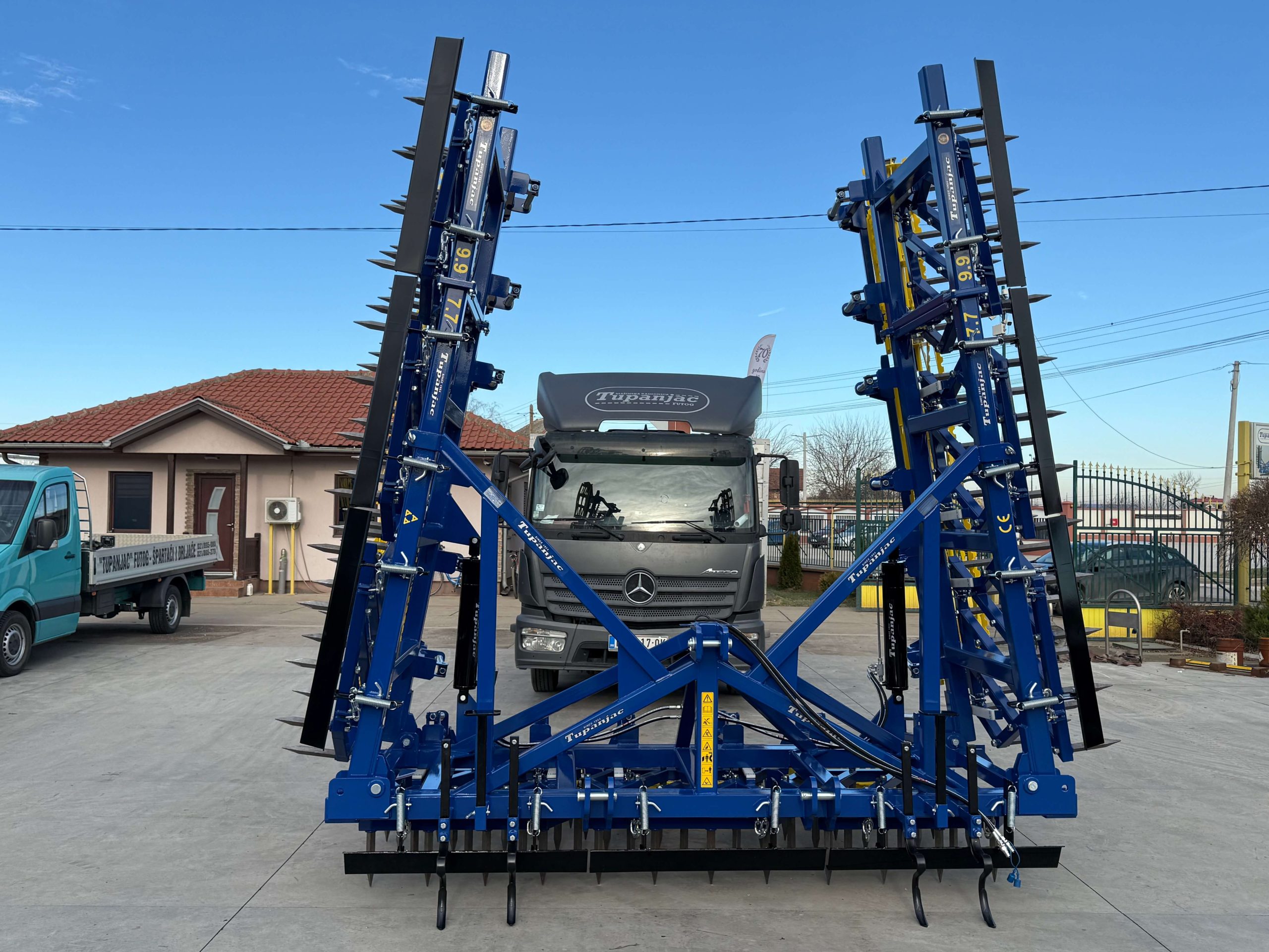 Heavy harrow 9.9 m with the option of disassembly to 7.7 m