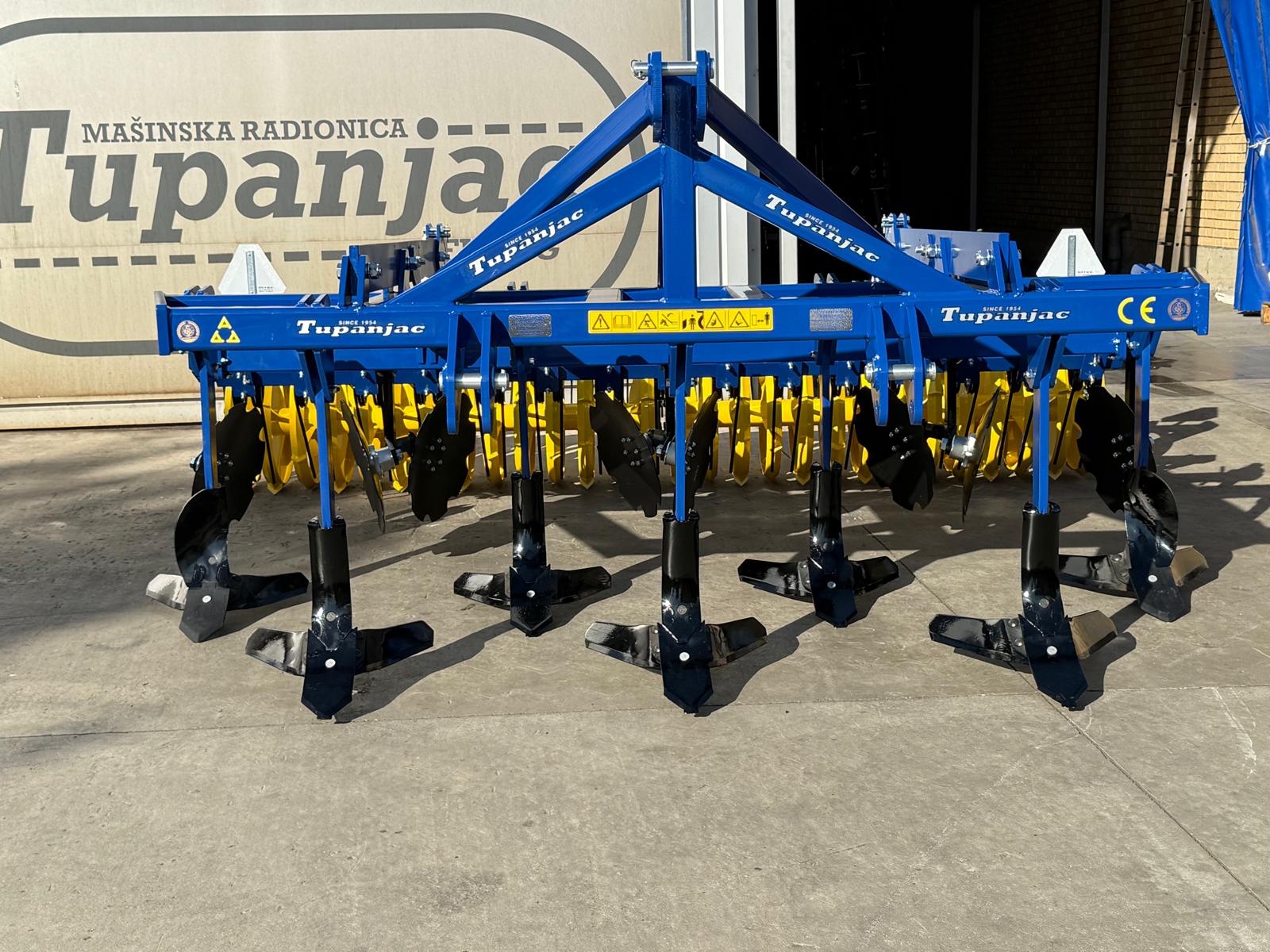 Chisel cultivator with 7 working bodies with V-ring roller