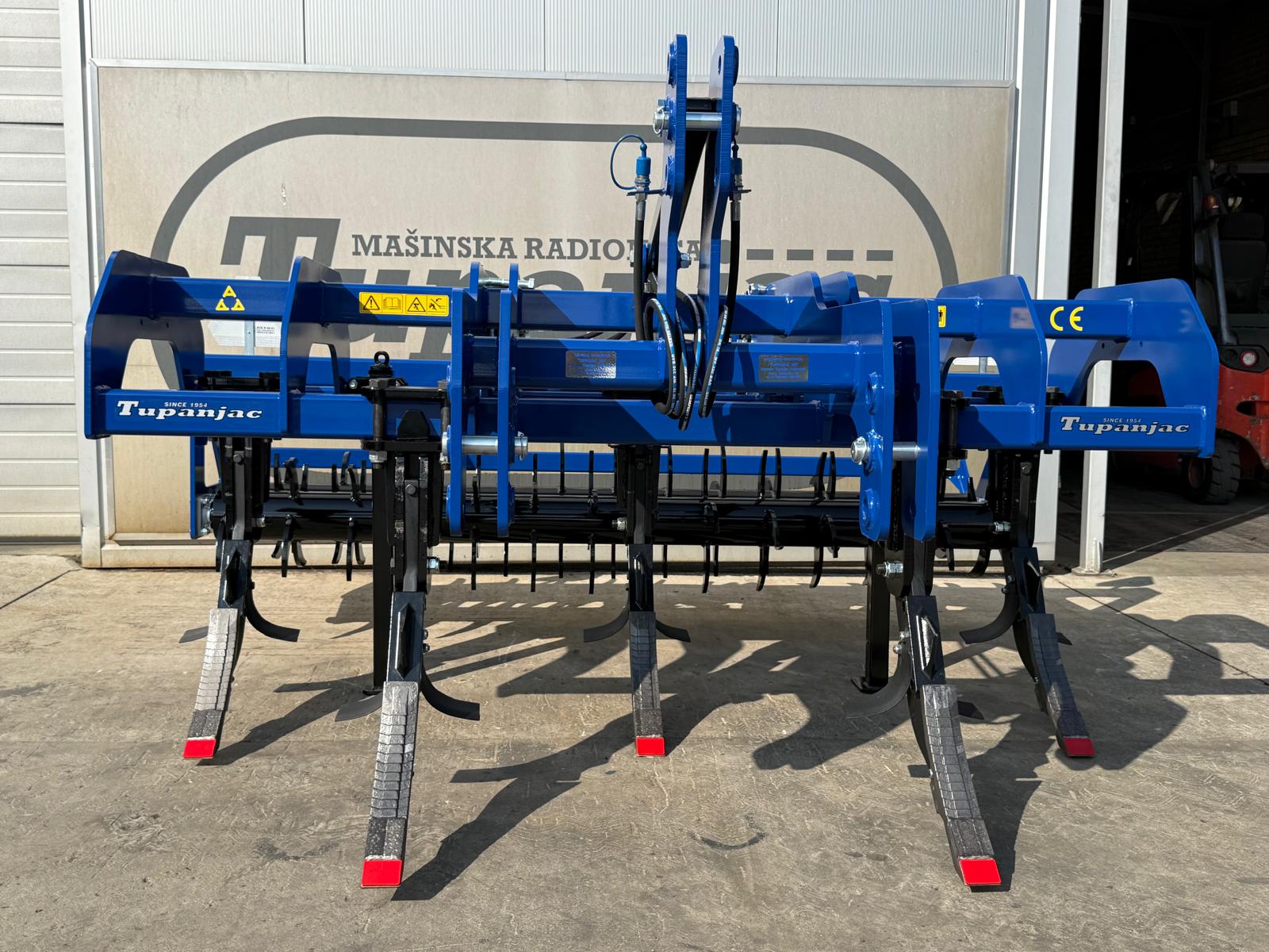 Subsoiler with 5 working bodies with spiked rollers and carbide tips