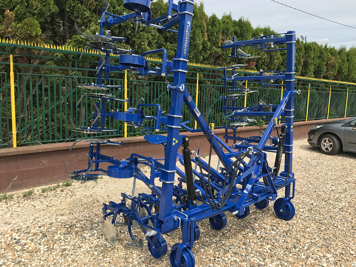 12-row inter-row cultivator with hydraulics for sugar beet with protective discs