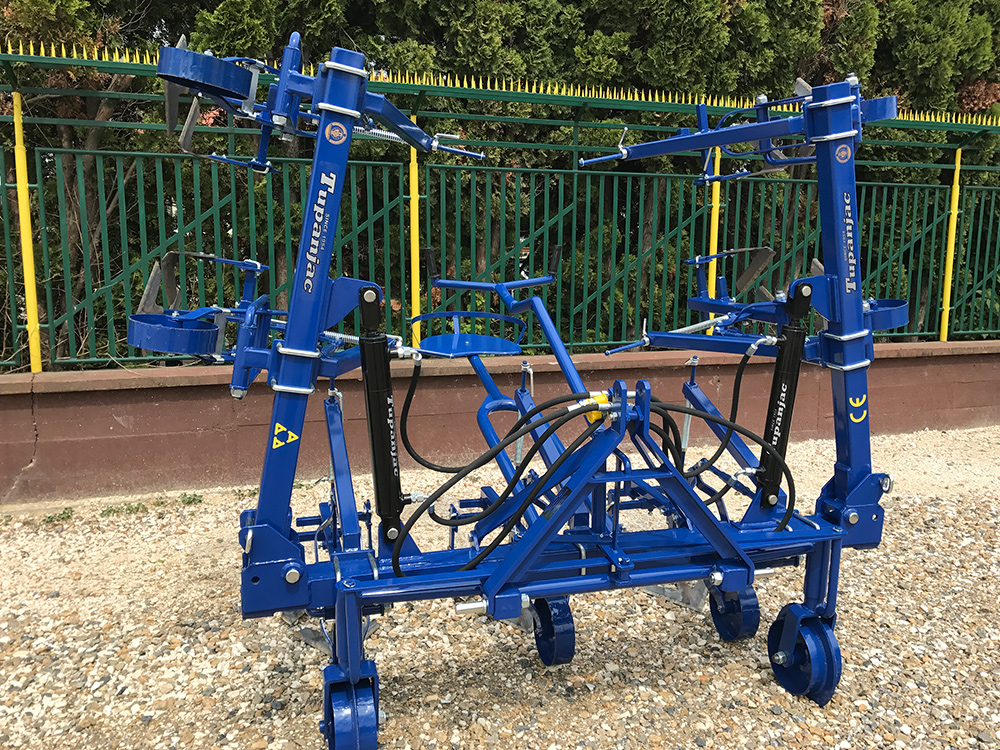 6-row inter-row cultivator with hydraulics and steering