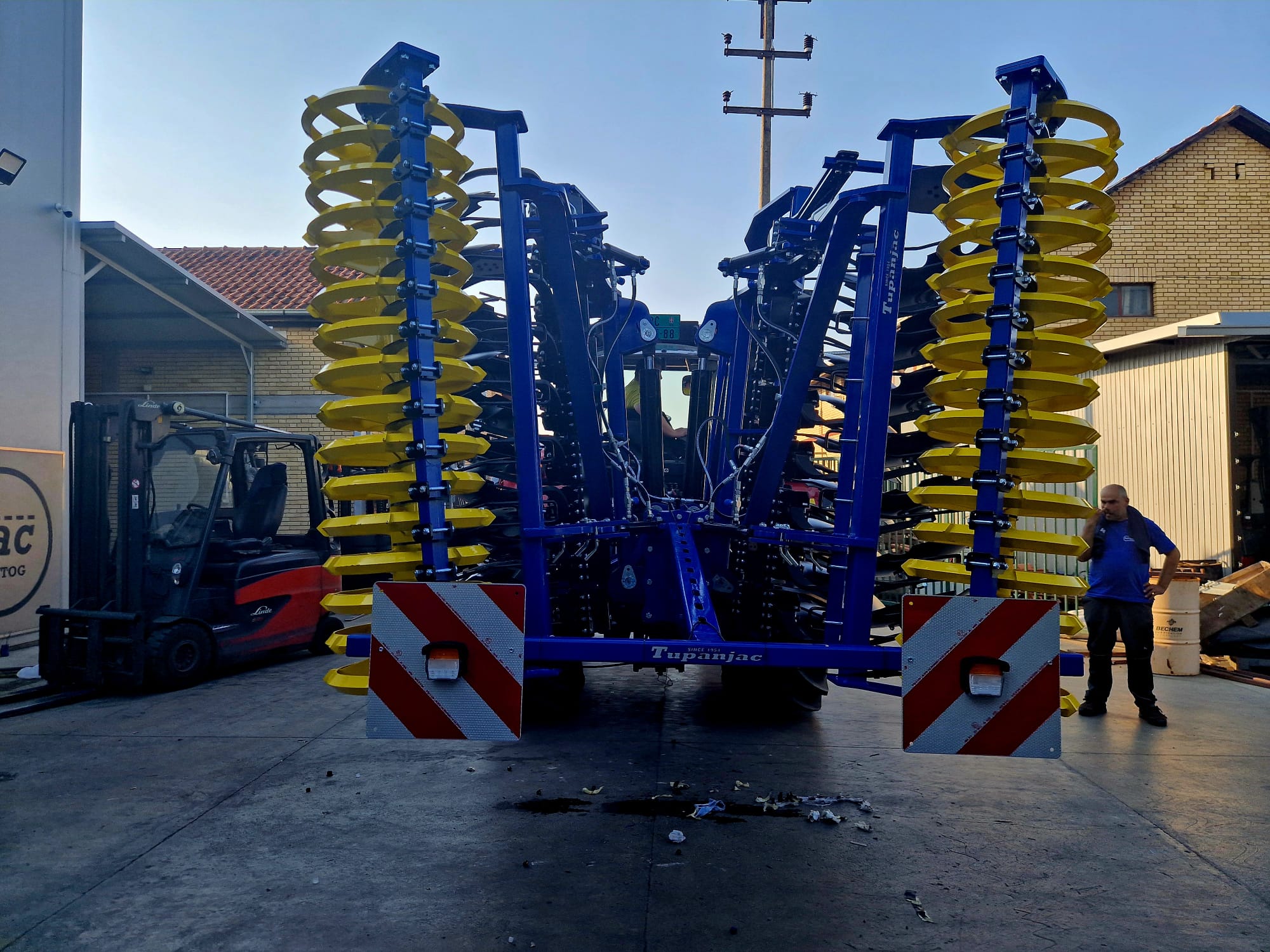Mounted disc harrow 4 m hydraulically folding